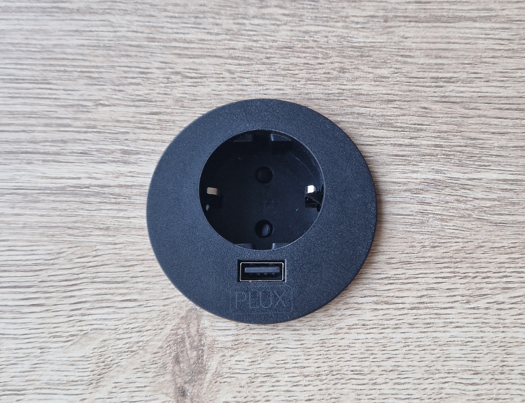 Inbouw stroompunt PLUX04 voorgemonteerd in een rechthoekig- of hoekbureau