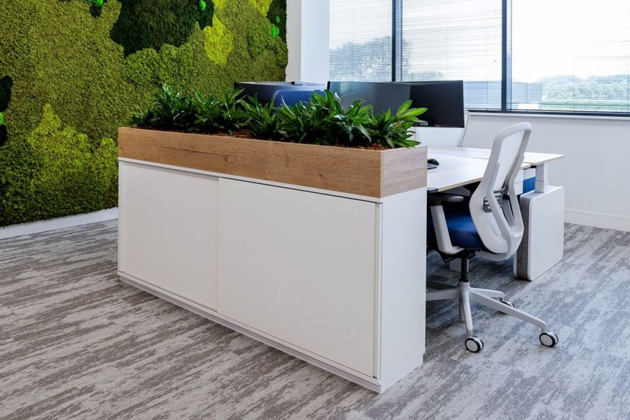 Schuifdeurkast met plantenbak