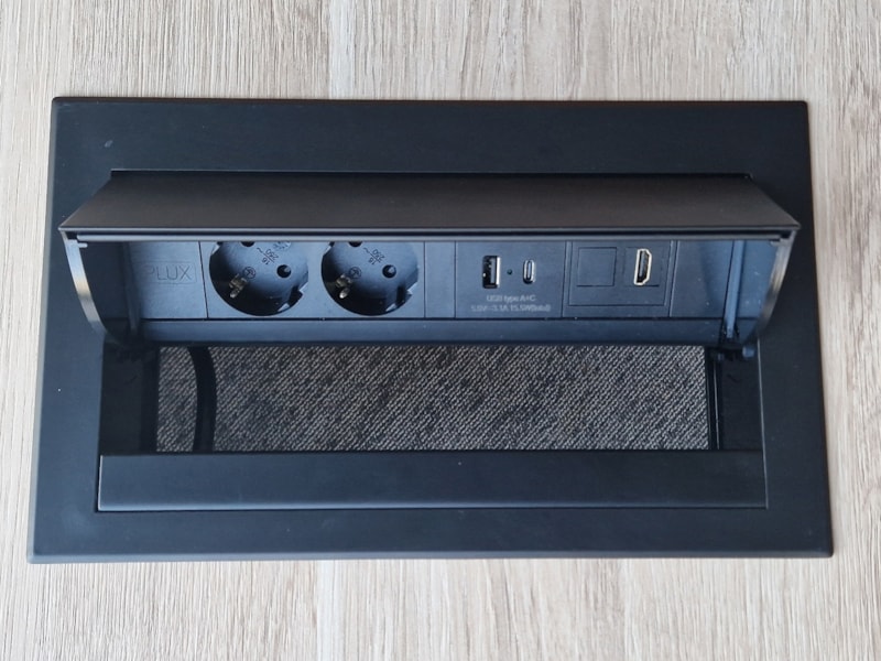 Inbouw stroompunt PLUX06 voorgemonteerd in een vergadertafel SIGN of CHEAK Inbouw stroompunt PLUX06 voorgemonteerd in een vergadertafel SIGN of CHEAK