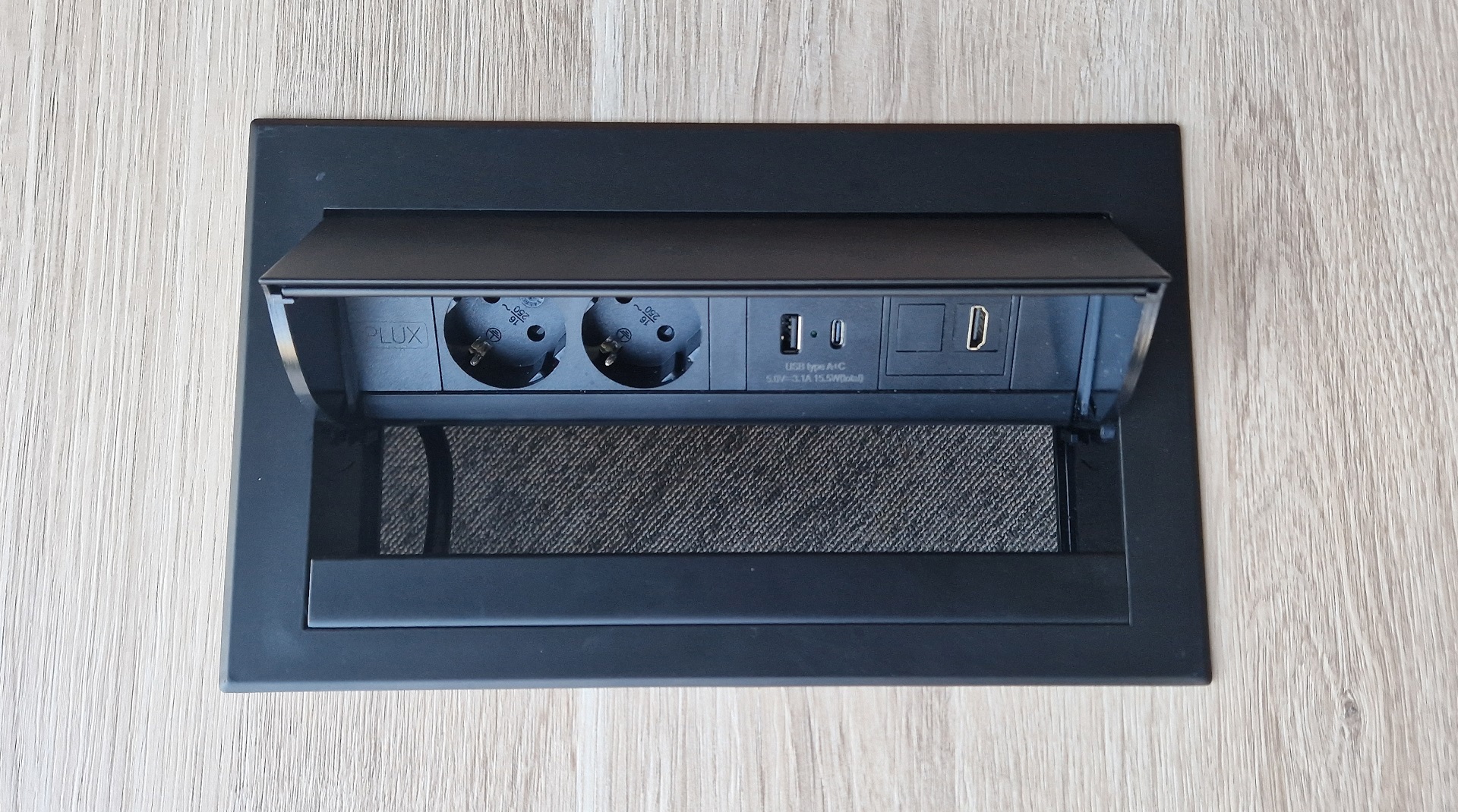 Inbouw stroompunt PLUX06 voorgemonteerd in een vergadertafel TUBE of YOUP